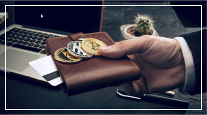 Pessoa segurando carteira com cryptos