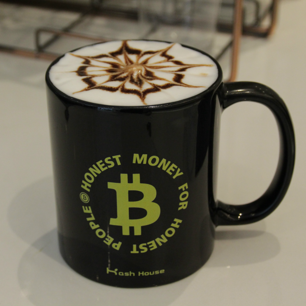 Caneca preta com simbolo do bitcoin