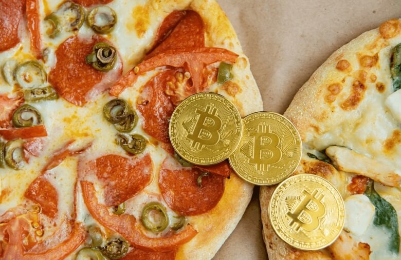 Pizzas com moeda de bitcoin em cima