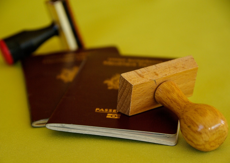 Governo venezuelano obriga população a pagar passaporte com criptomoeda estatal