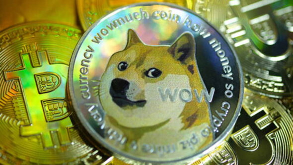 Moedas de Bitcoins e Dogecoin