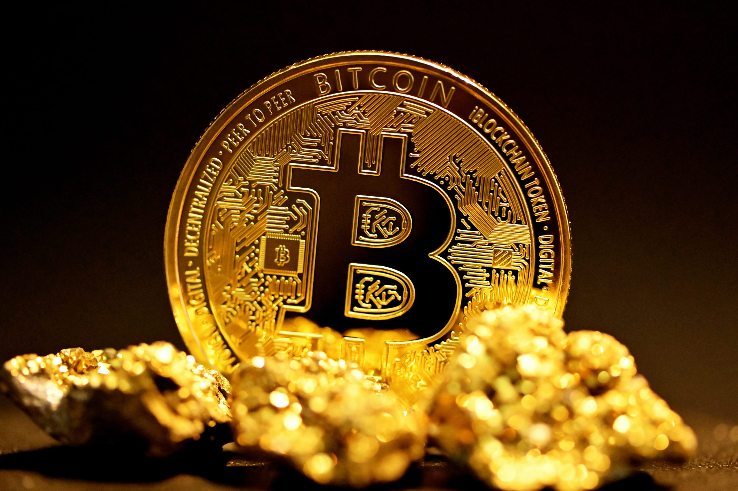 Moeda de bitcoin com ouro em baixo